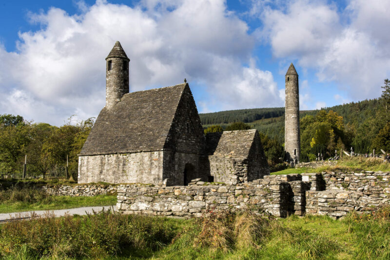 Het Glendalough klooster en de ronde toren.