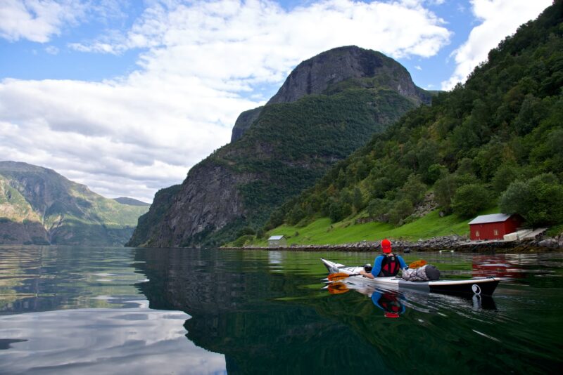 Man aan het kajakken op de Aurlandsfjord