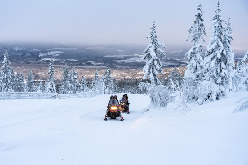 Twee sneeuwscooters in Stöten, Zweden 