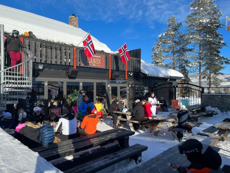 Vol terras bij apres-ski bar Laaven in Trysil, Noorwegen