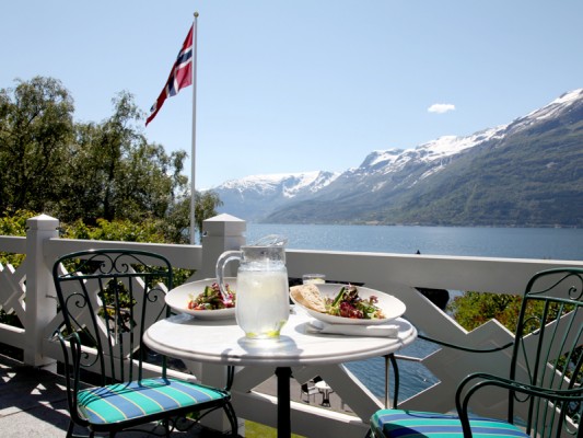 Ullensvang Hotel, terras aan de fjord