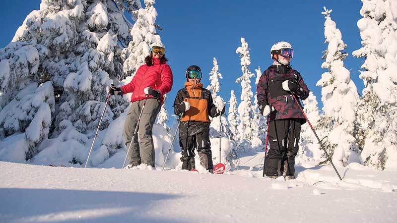 Spelen in de sneeuw; een familie in de poedersneeuw van Trysil