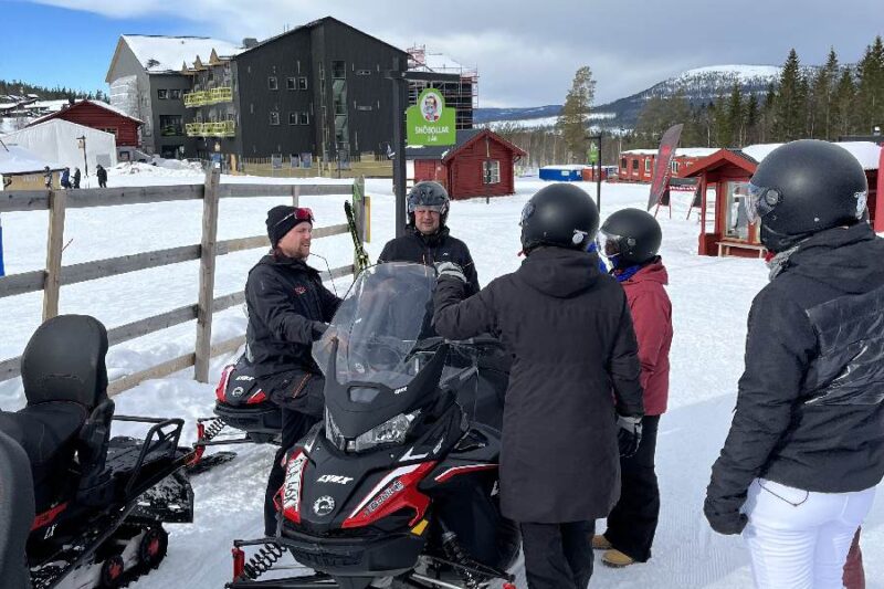 Het BBI Travel team krijgt uitleg over sneeuwscooters van partner More Activities in Stöten