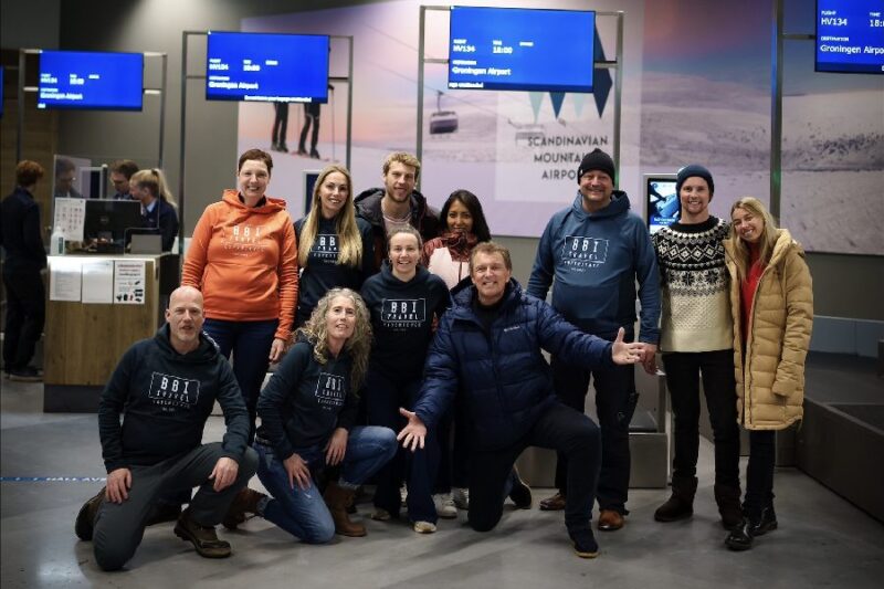 Het team van BBI Travel met Robert ten Brink en de All You Need is Love deelnemers op Scandinavian Mountains Airport