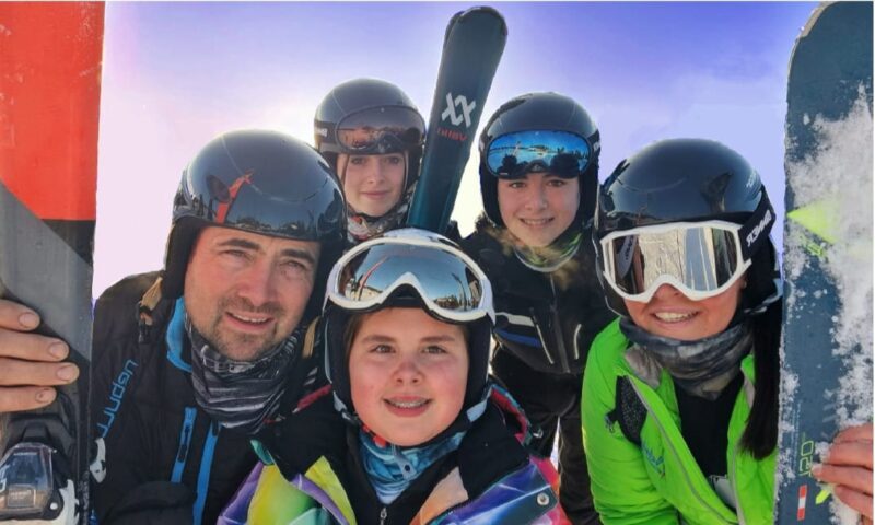 Gezinsfoto tijdens een wintersportvakantie in de Scandinavian Mountains