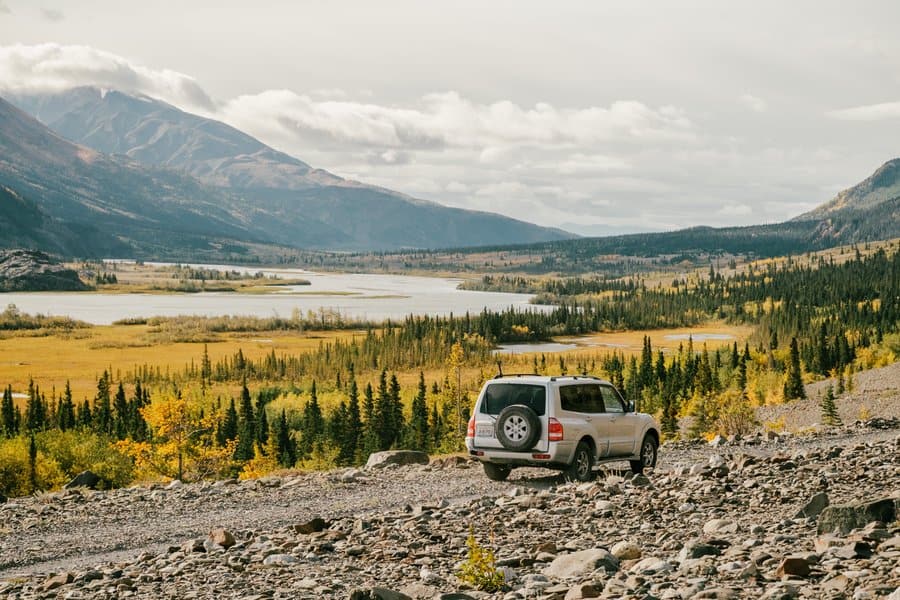 Auto rijdt door Alsek Valley in de Yukon in Canada.