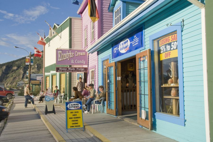 De kleurrijke huizen en winkels van Dawnson City in Canada.