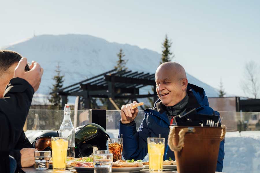 Pizza eten op het terras met uitzicht op Gaustatoppen
