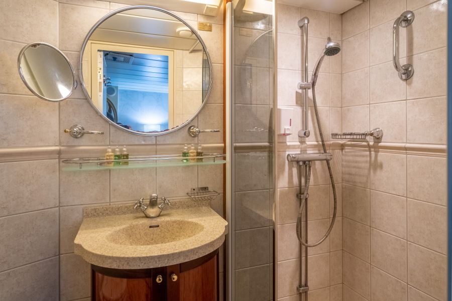 MS Serenissima - Standard Twin Cabin Hurtigruten Svalbard / Paulina Hinz