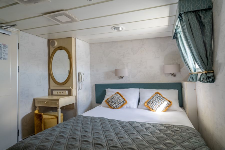 MS Serenissima - Standard Double Cabin Hurtigruten Svalbard / Paulina Hinz