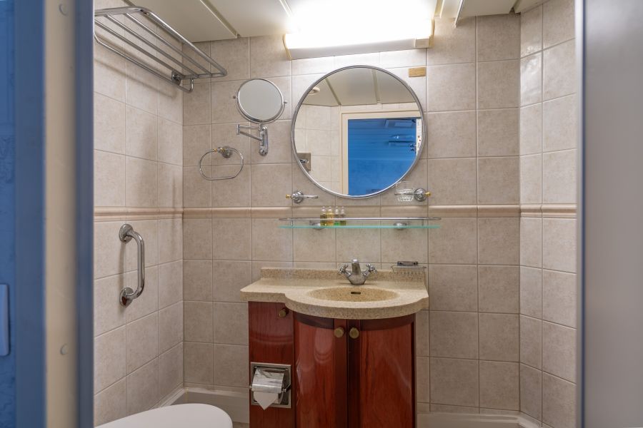 Superior Double Cabin onboard MS Serenissima Hurtigruten Svalbard / Paulina Hinz