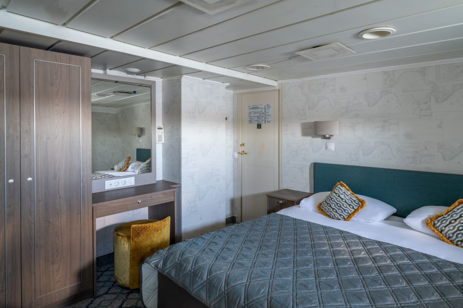 Superior Double Cabin onboard MS Serenissima Hurtigruten Svalbard / Paulina Hinz