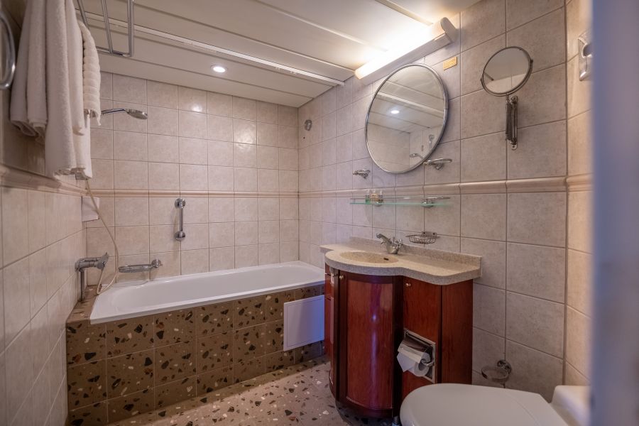 MS Serenissima - Deluxe Double Cabin Hurtigruten Svalbard / Paulina Hinz