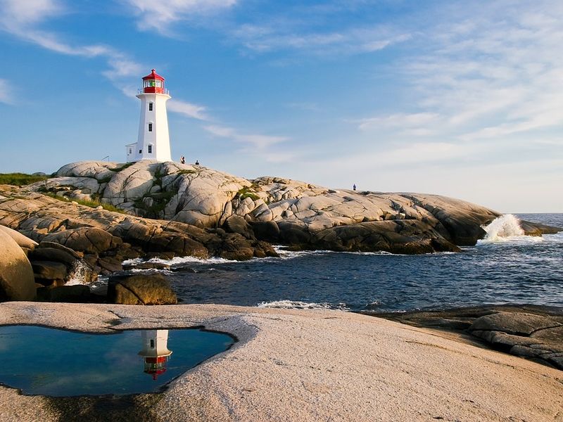 Uitzicht op de vuurtoren van Peggy’s Cove in Nova Scotia in Canada.