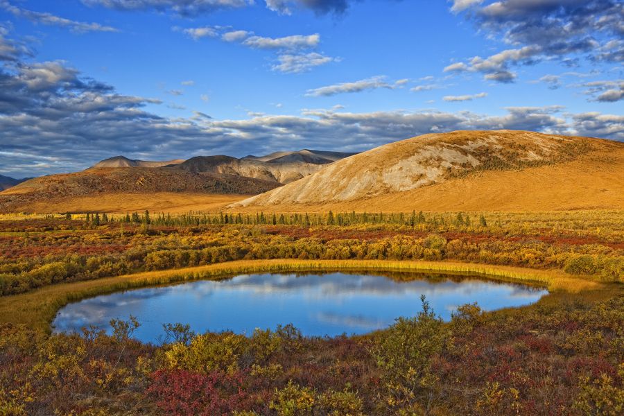 Uitzicht op klein meer nabij de Dempster Highway in de Yukon in Canada.