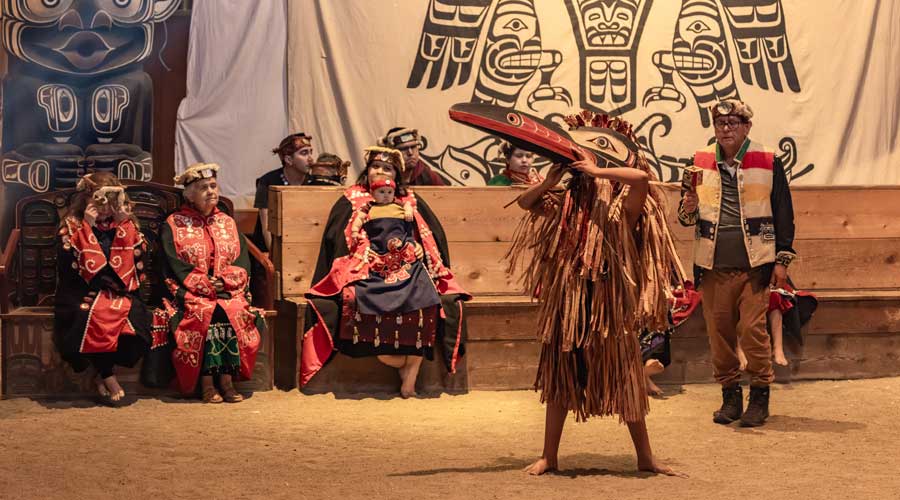 Haida voorstelling in Alert Bay, BC Canada Haida voorstelling in Alert Bay, BC Canada
