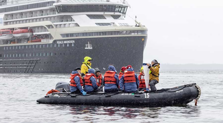 Meedoen aan wetenschappelijk onderzoek met de Scienceboot, hier in Kelp Bay Meedoen aan wetenschappelijk onderzoek met de Scienceboot, hier in Kelp Bay