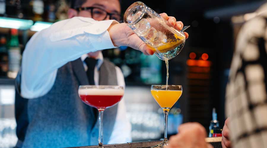 Drankje doen in de Exploere Lounge Drankje doen in de Exploere Lounge