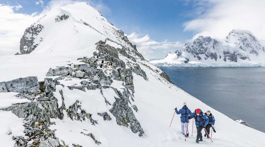 Sneeuwschoenwandeling bij Orne Harbor op Antarctica Sneeuwschoenwandeling bij Orne Harbor op Antarctica