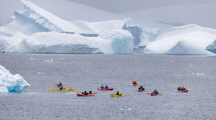 Kajakken bij Yalour Island Antarctica Kajakken bij Yalour Island Antarctica