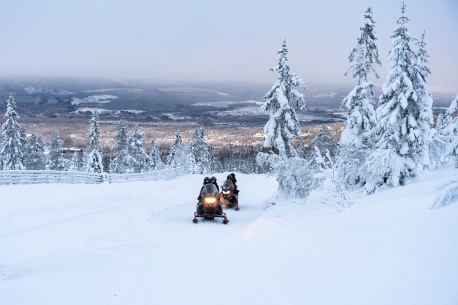 Twee sneeuwscooters in St&ouml;ten, Zweden