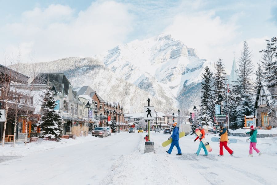 Het altijd gezellige Banff – credit Travel Alberta Mike Seehagel Til je wintersport naar een hoger plan in Banff-Lake Louise