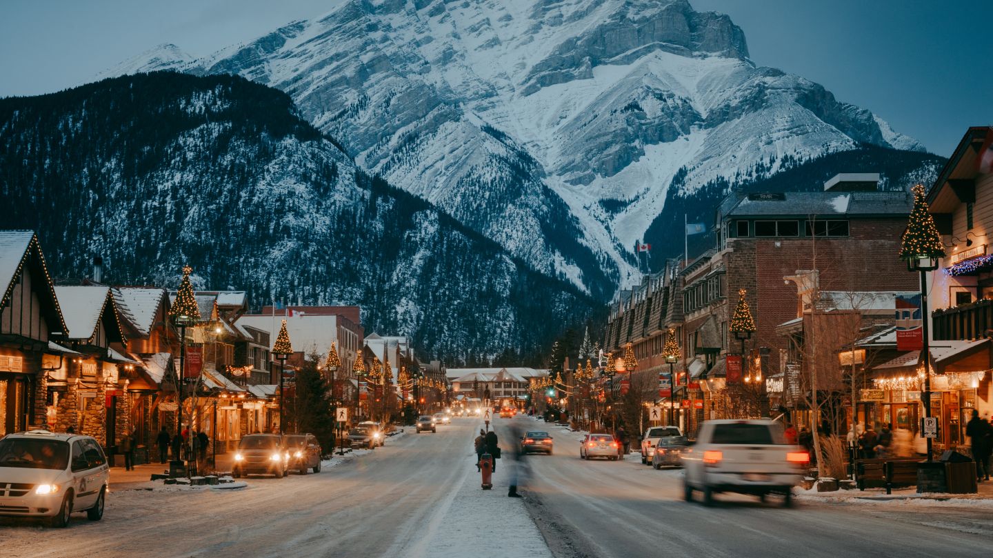 Banff Avenue in de Rocky Mountains in Canada