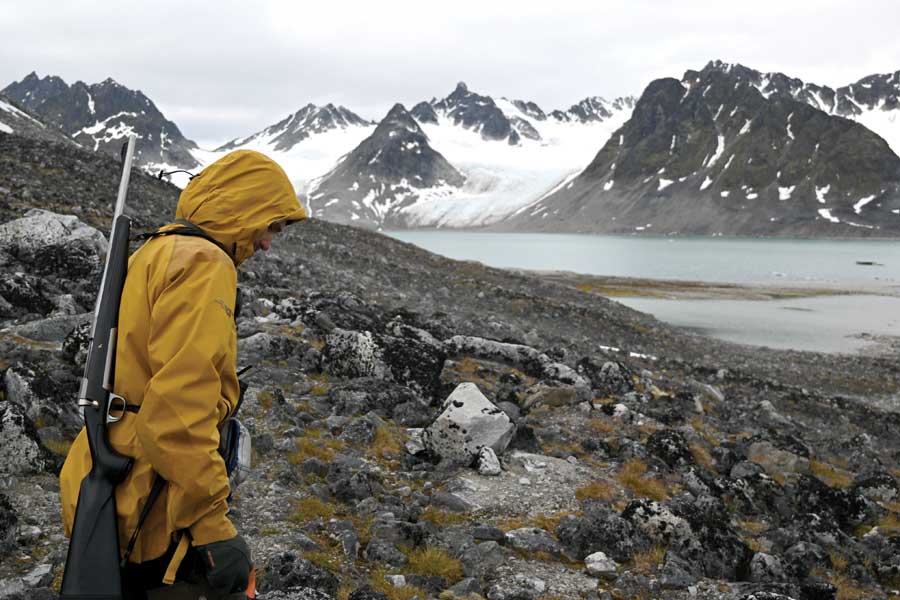 Expeditieteam houdt ijsberenwacht op Spitsbergen