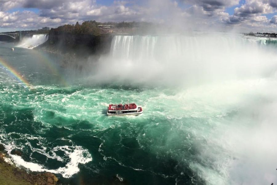 Cruise langs Niagara Falls in Ontario in Canada.