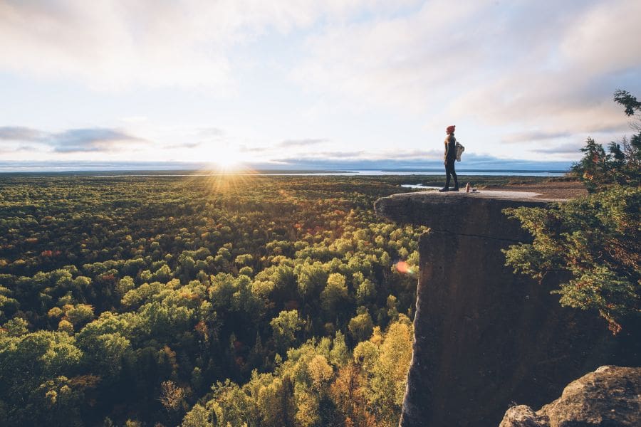Wandelaar op de Cup and Saucer Trail in Ontario in Canada.
