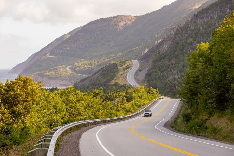 Auto rijdt langs de Cabot Trail in Nova Scotia in Canada.