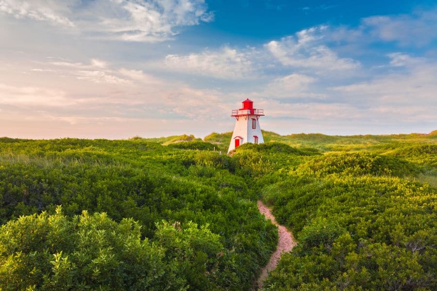 Uitzicht op de vuurtoren bij St. Peters Harbour op Prince Edward Island in Canada.