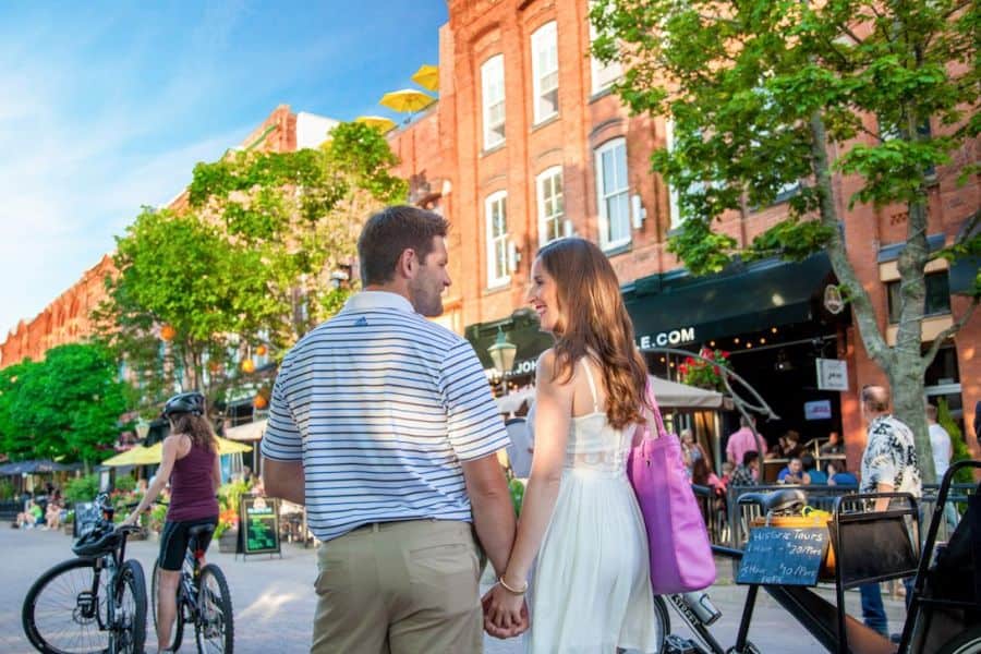 Winkelaars in Charlottetown op Prince Edward Island in Canada.