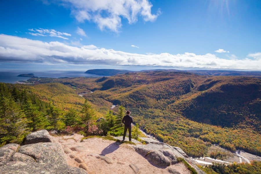 Wandelaar op de Franey Trail op Cape Breton Island in Nova Scotia in Canada.