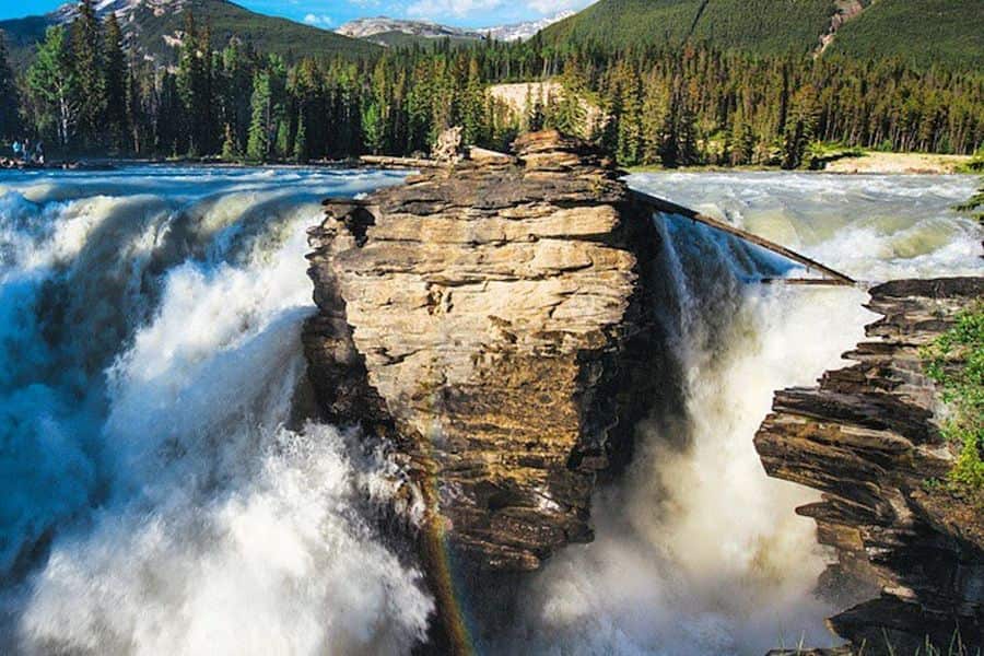 Uitzicht over de Athabasca Falls in Jasper tijdens een groepsrondreis door West-Canada