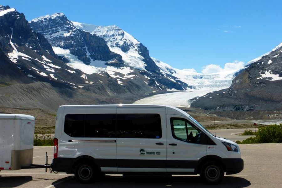 Minibus bij een gletsjer in de Rocky Mountains tijdens een busrondreis door Canada.