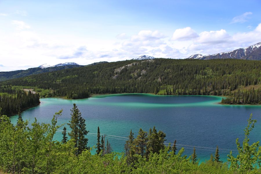 Uitzicht op Emerald Lake in de Yukon in Canada.
