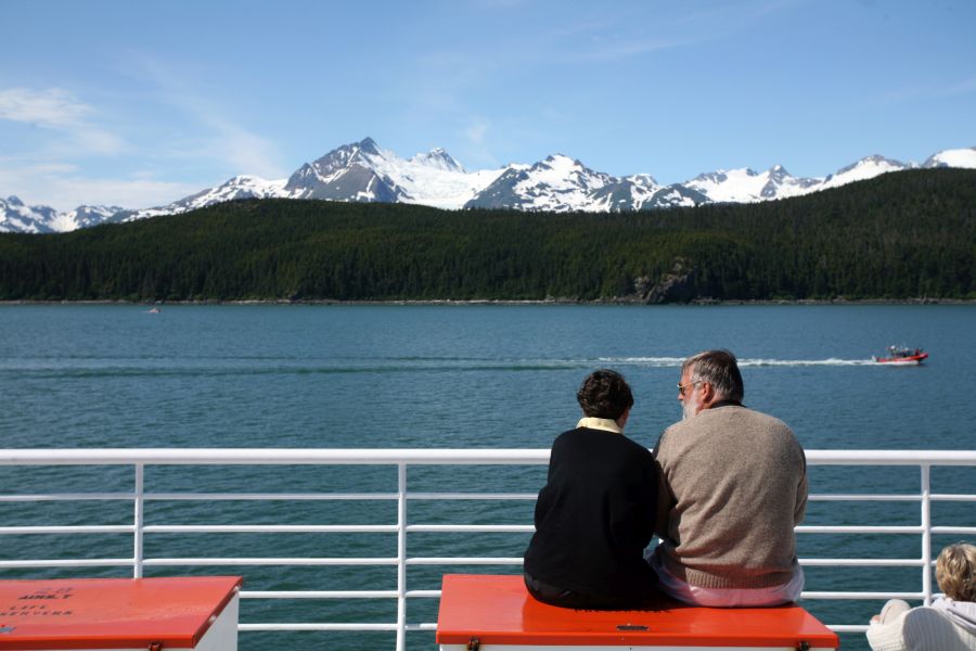 Ferry door Lynn Canal nabij Haines in Alaska.