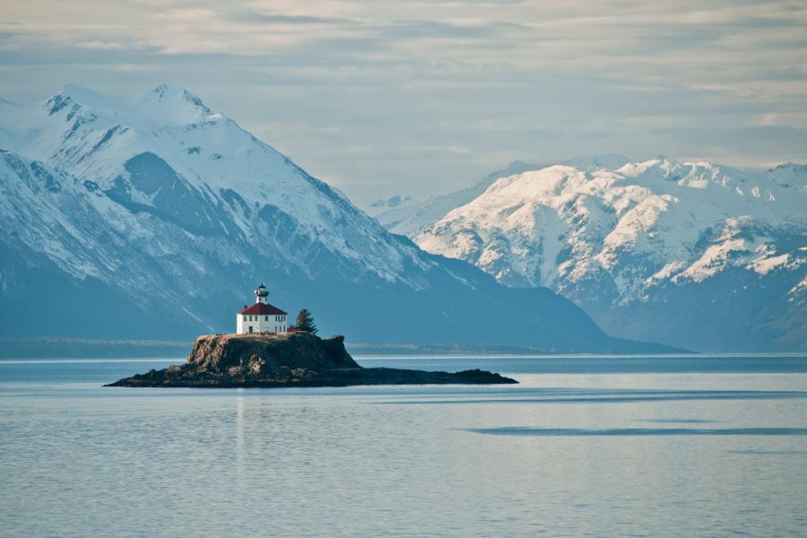 Uitzicht op de vuurtoren bij Haines in Alaska.