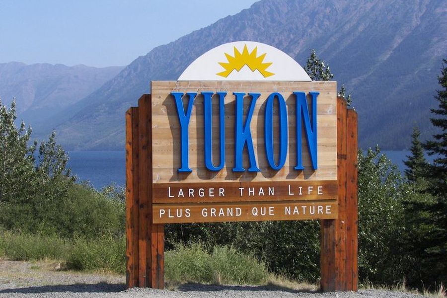 Welkomstbord voor de Yukon in Canada met de slogan 