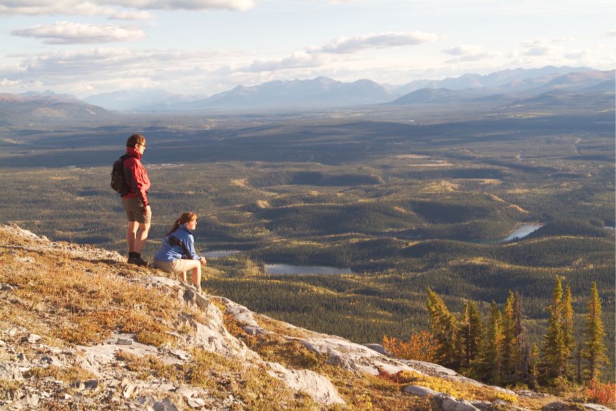 Wandelaars op Grey Mountain bij Whitehorse in de Yukon in Canada.