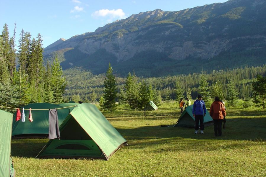 Kampeerplaats in de Rocky Mountains tijdens een busrondreis door Alberta in Canada.