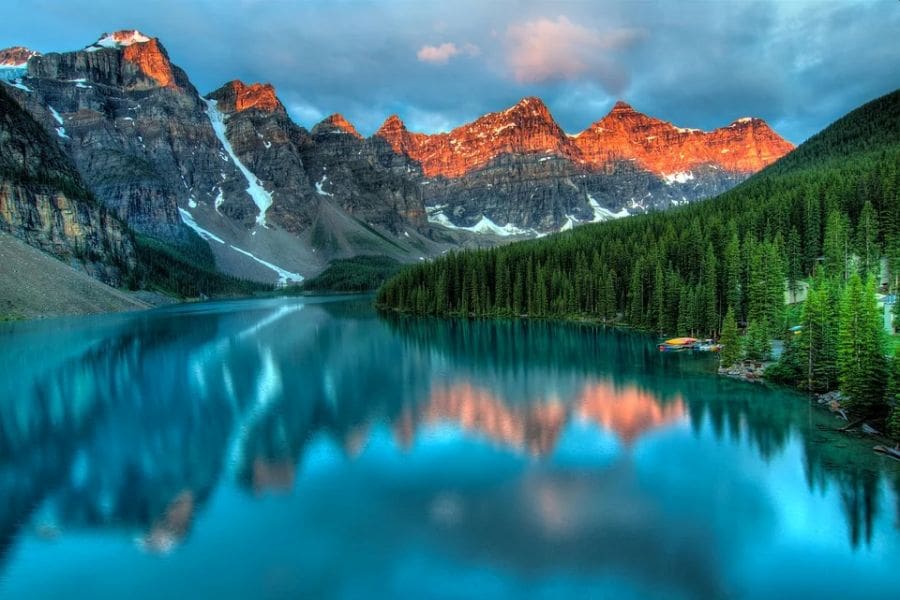 Uitzicht op Lake Louise en de Rocky Mountains in Alberta in Canada.