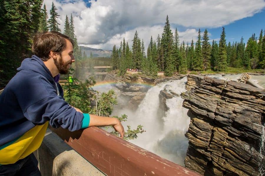 Uitzicht op de Athabasca Falls vanaf een uitkijkpunt in Canada tijdens een groepsrondreis