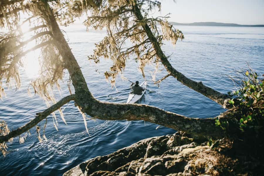 Reiziger in kajak bij Vancouver Island tijdens een groepsrondreis naar Canada