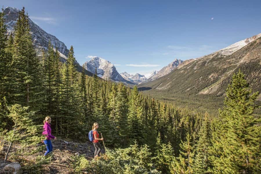 Wandelaars in Jasper National Park tijdens een groepsrondreis door West-Canada