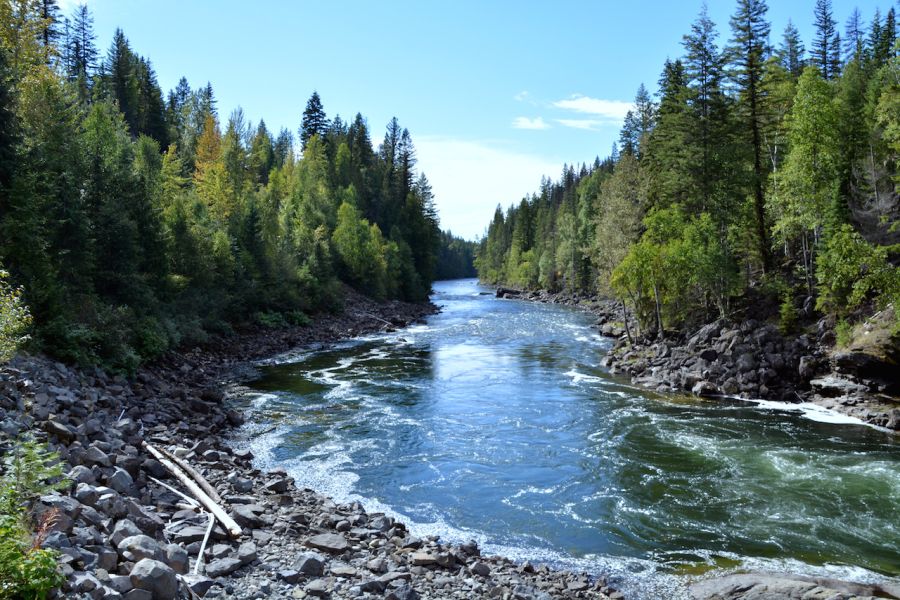 Rivier in West-Canada tijdens een groepsrondreis