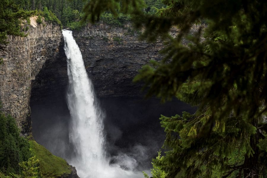 Uitzicht op Helmcken Falls in Wells Gray Provincial Park in Canada.
