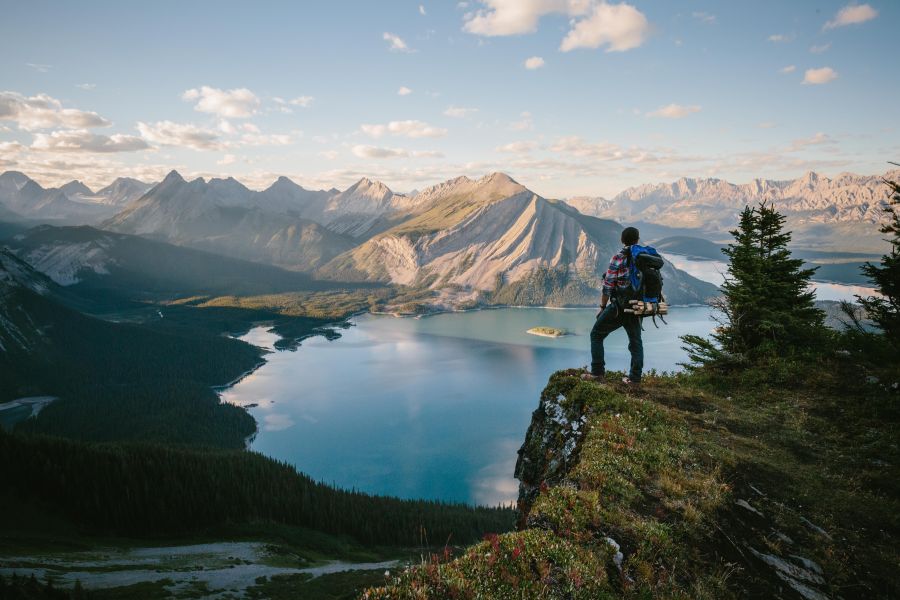 Wandelaar kijkt uit op Sarrail Ridge in Alberta in Canada.