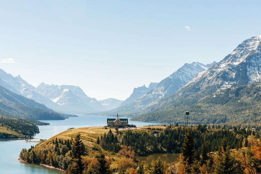 Uitzicht over het Prince of Wales Hotel bij Waterton Lake National Park in West-Canada